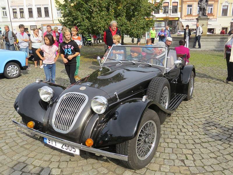 Frýdecké náměstí se ve středu ponořilo do minulosti. Stovky lidí se kolem poledne přišly podívat na přehlídku aut a motocyklů, jejichž rok výroby nebyl vyšší než 1980.