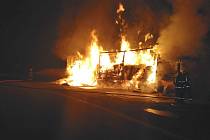 Plameny zachvátily v pátek 2. září po půlnoci kamion v Bílé na Frýdecko-Místecku. 