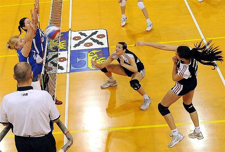 Volejbalistky Frýdku-Místku (modré dresy) podlehly v domácím prostředí olomouckým vysokoškolačkám 0:3. V sérii, hrané na tři vítězné utkání, tak vedou Hanačky 2:1.