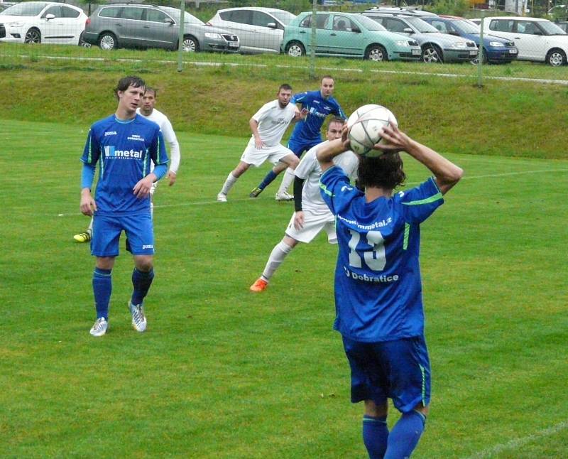 Duel mezi Dobraticemi (v modrých dresech) a Petřvaldem skončil nakonec smírem 2:2.