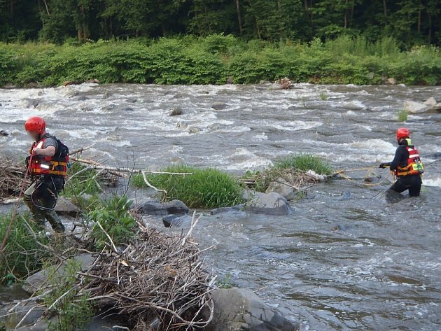 Profesionální hasiči z Frýdku-Místku byli v sobotu 29. července po osmnácté hodině povoláni k záchraně rybáře, který byl uvězněn u splavu v řece Ostravici v Paskově.