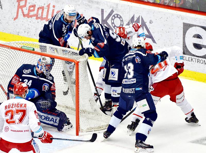 Třinec (v bílém) vs. Plzeň v druhém semifinále.