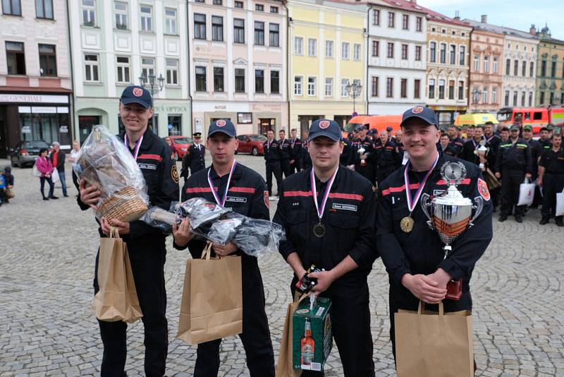 V sobotu 11. května se Zámecké náměstí ve Frýdku hemžilo hasiči.