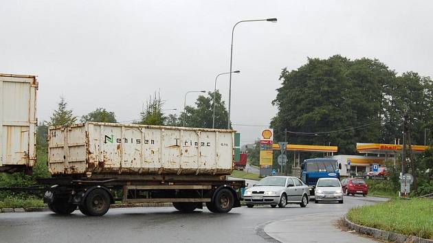 Výstavbu první části přeložky silnice I/11 na Třinecku půjde zahájit zhruba za čtrnáct měsíců. Nejrychleji lze stavět více než čtyřkilometrový úsek od čerpací stanice Shell u kruhového objezdu v Oldřichovicích (na snímku) k firmě Bajusz v Bystřici. 