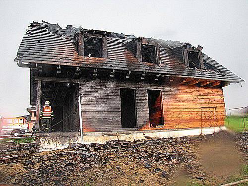 Novostavbu v Bystřici pravděpodobně zapálil blesk. Hasilo ji šest hasičských jednotek.