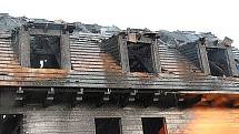 Novostavbu v Bystřici pravděpodobně zapálil blesk. Hasilo ji šest hasičských jednotek.