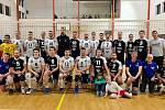 Společné pozápasové foto týmů Holubic (v černých dresech) a Black Volley Beskydy.