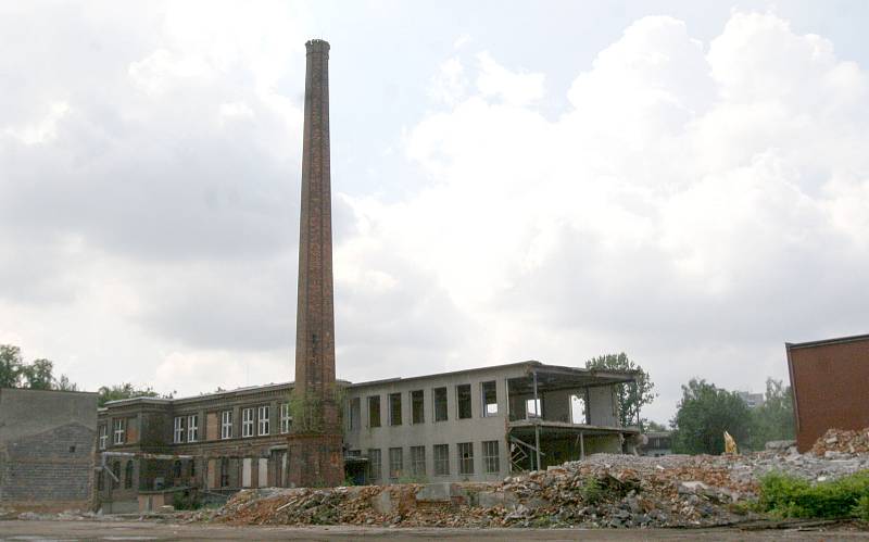 Demolice nevyužívaných objektů v bývalé Lembergerově tkalcovně ve Frýdku, 3.8.2022.