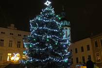 Vánoční strom ve Frýdku-Místku už svítí.
