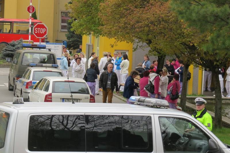 Anonymní oznámení bomby si vynutilo evakuaci pacientů třinecké nemocnice. 