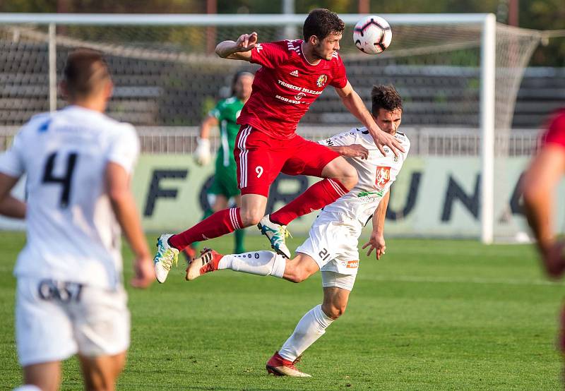 Třinečtí fotbalisté se pokusí venku zabodovat.