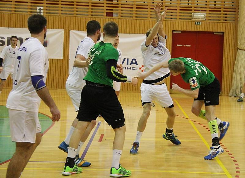 Házenkáři Karviné postoupili po výhře 29:20 nad rivalem z Frýdku-Místku do finále letošního Českého poháru. 