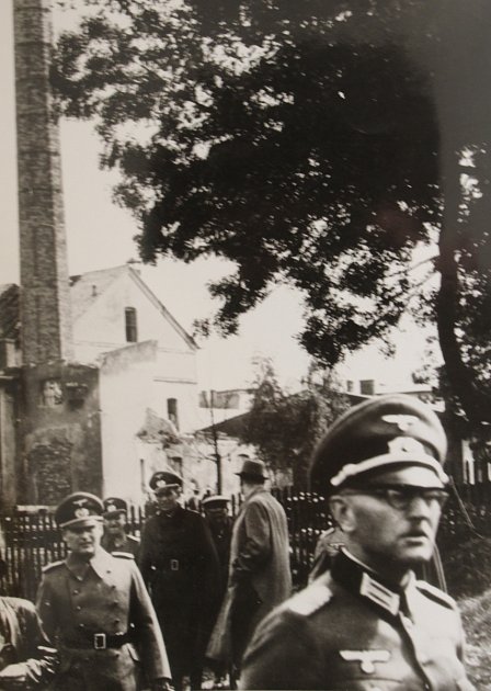 Němečtí vojáci před budovou Czajankových kasáren.