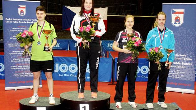 Celkem dvě medaile si přivezla domů z Mistrovství České republiky frýdlantská stolní tenistka Karin Adámková (na stupních vítězů je druhá zprava). 