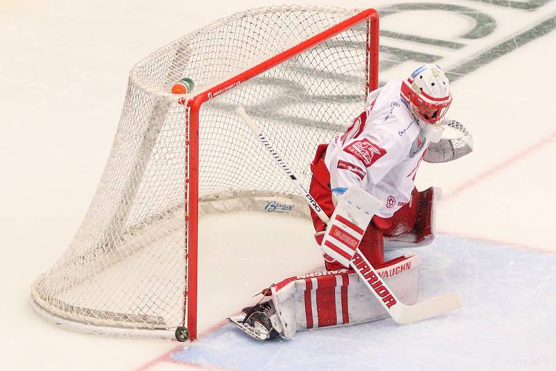 Finále play off hokejové extraligy - 6. zápas HC Oceláři Třinec - Bílí Tygři Liberec, 28. dubna 2019 v Třinci. Na snímku brankář Třince Šimon Hrubec.