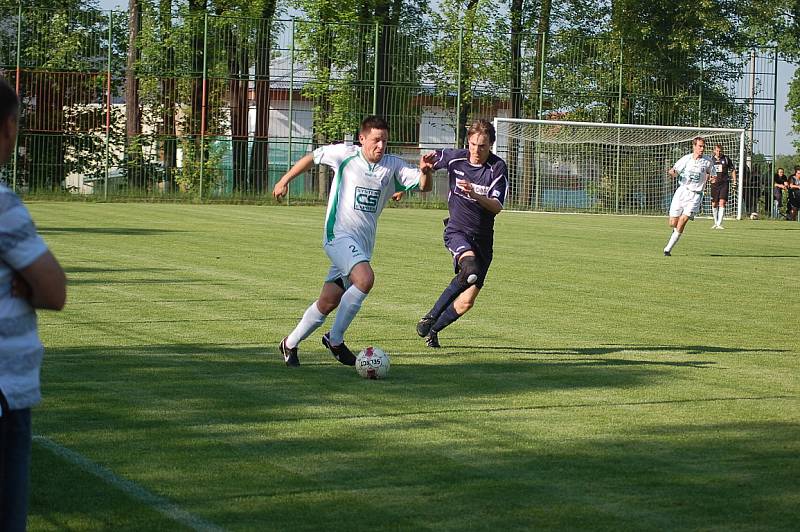 Fotbalisté Raškovic zabrali, když po prohraném prvním poločase obrátili po změně stran průběh střetnutí a ve Smilovicích vyhráli 2:1.