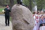 Nová socha lišky Bystroušky už je na svém místě v hukvaldské oboře. Slavnostně byla odhalena v pátek 8. 4. 2016 dopoledne. 