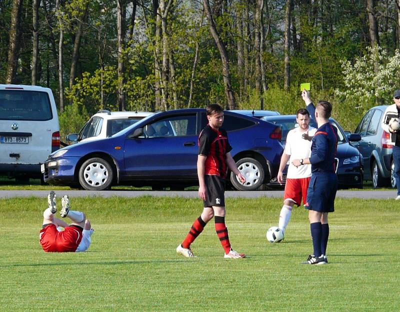 Duel mezi Hnojníkem (červenočerné dresy) a Nýdkem skončil výhrou hostí v poměru 2:3. 