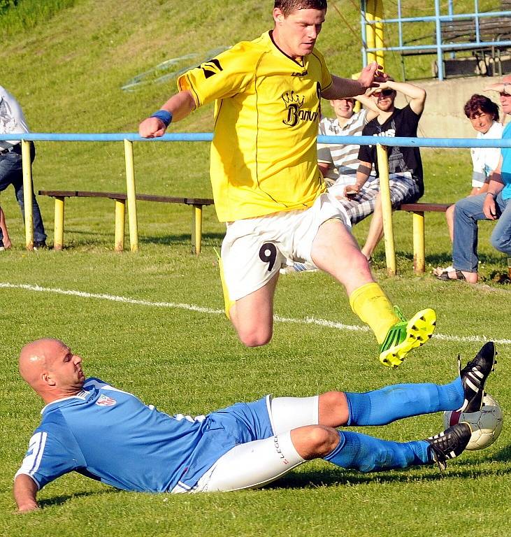 V důležitém derby zápase nakonec uspěli fotbalisté Hukvald, kteří na trávníku v Tiché vyhráli 4:3. 