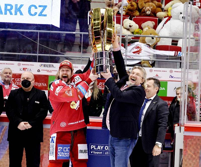 Hokejisté Třince získali mistrovský titul. Na snímku s pohárem kapitán Petr Vrána.