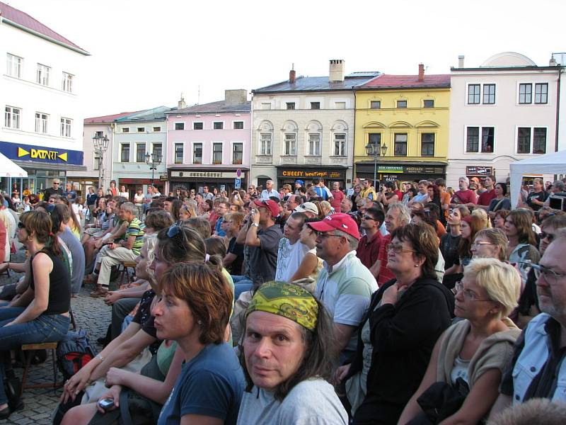 Enormní zájem opět po roce provázel třetí ročník festivalu Jazz ve městě, který se v sobotu uskutečnil na frýdeckém Zámeckém náměstí. Na akci se dostavilo kolem čtyř tisíc posluchačů kvalitní hudby.