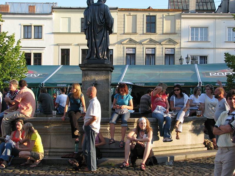 Enormní zájem opět po roce provázel třetí ročník festivalu Jazz ve městě, který se v sobotu uskutečnil na frýdeckém Zámeckém náměstí. Na akci se dostavilo kolem čtyř tisíc posluchačů kvalitní hudby.