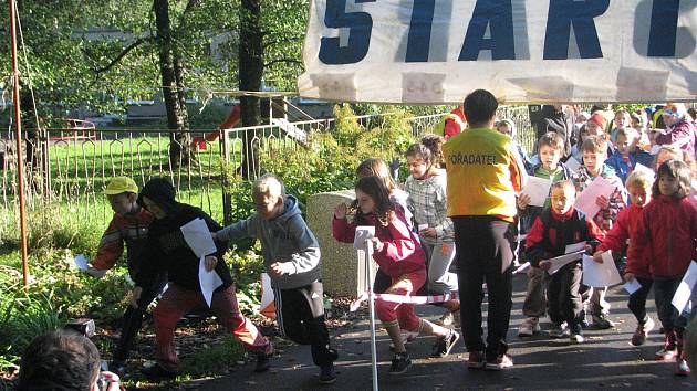 Azimut bavil stovky dětí. Oblíbené akci v lesoparku vyšlo i počasí.