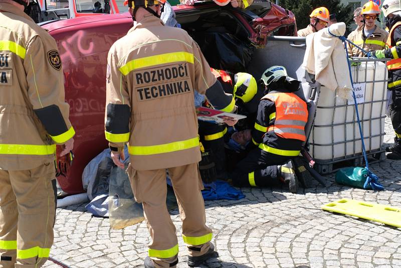 V sobotu 11. května se Zámecké náměstí ve Frýdku hemžilo hasiči.