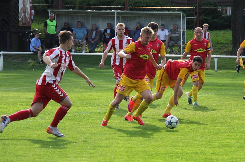 Divizní fotbalisté frýdlantského BFK (červenožluté dresy) porazili na vlastním hřišti Brumov 2:1.