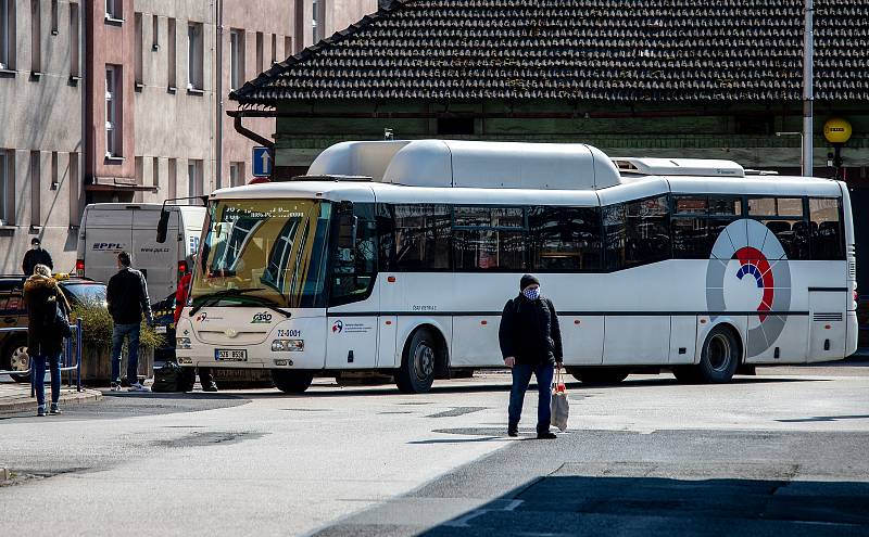 Třinec v celostátní karanténě (Autobusové nádraží), 25. března 2020. Vláda ČR vyhlásila dne 15.3.2020 celostátní karanténu kvůli zamezení šíření novému koronavirové onemocnění (COVID-19).