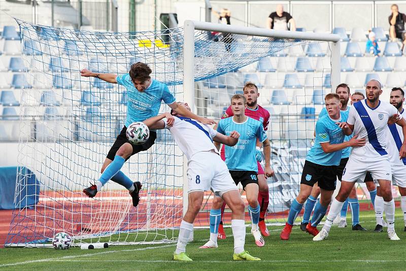 Středeční utkání MSFL sehráli fotbalisté Znojma (v modrém) na domácím pažitu proti celku Frýdku-Místku. Příště vyzvou, opět ve středu doma, tým Otrokovic.