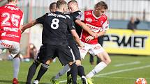 Třinečtí fotbalisté (v černém) těsně nestačili na Pardubice.