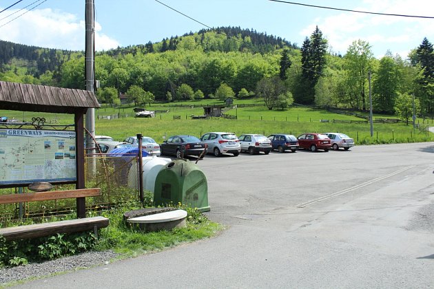 Parkoviště u restaurace Kohutka ve Vyšních Lhotách. 