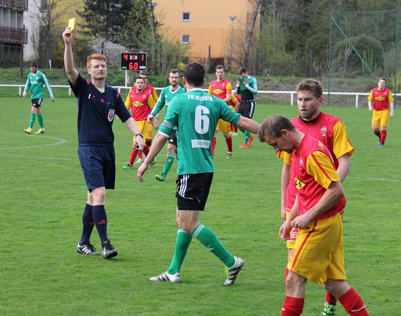 Divizní fotbalisté Frýdlantu (v červeném) si s chutí proti Jeseníku zastříleli.