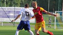 Díky hlavičce Lukáše Myšinského dokázali divizní fotbalisté Frýdlantu (červeno-žluté dresy) zvítězit nad Pustou Polomí těsně 1:0. 