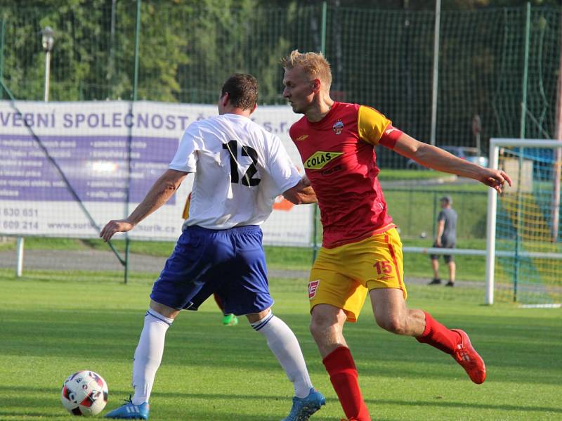 Díky hlavičce Lukáše Myšinského dokázali divizní fotbalisté Frýdlantu (červeno-žluté dresy) zvítězit nad Pustou Polomí těsně 1:0. 