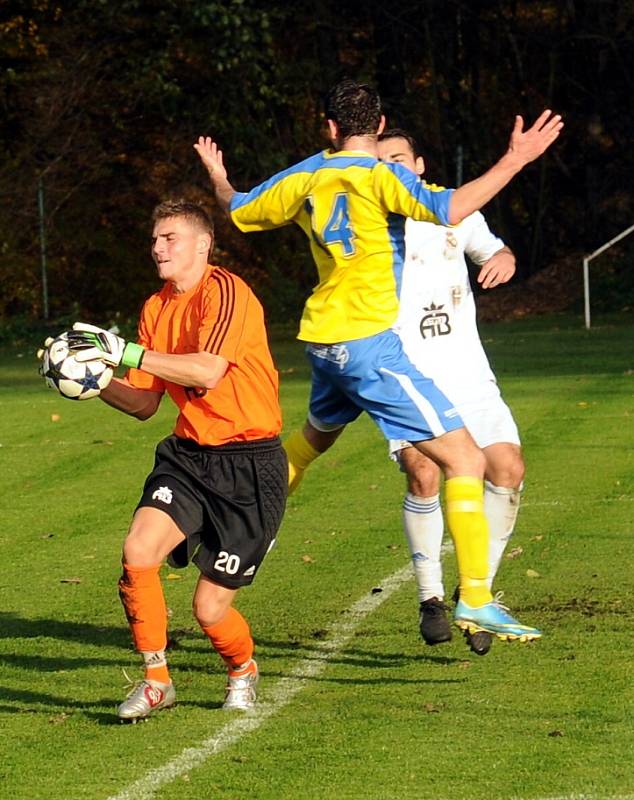 Lískovečtí fotbalisté (bílé dresy) domácí duel se Šumperkem zvládli na jedničky, když vyhráli 4:0.