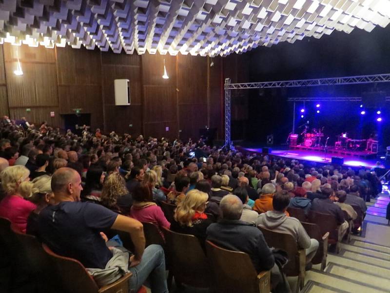 Koncert skupiny Olympic v sále kina Petra Bezruče ve Frýdku-Místku. 