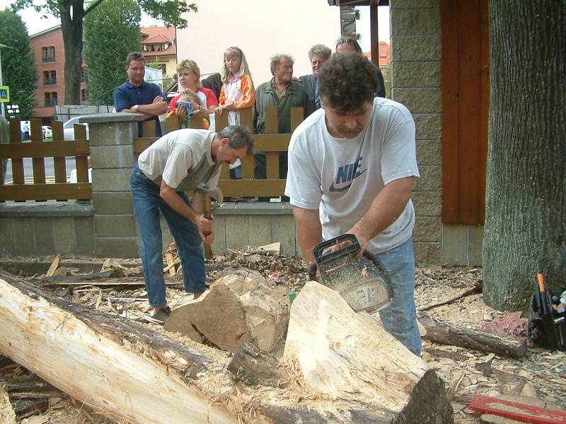 Polští řezbáři Irek Nierzba (vepředu) a Robert Nowak tesají dřevěného draka.