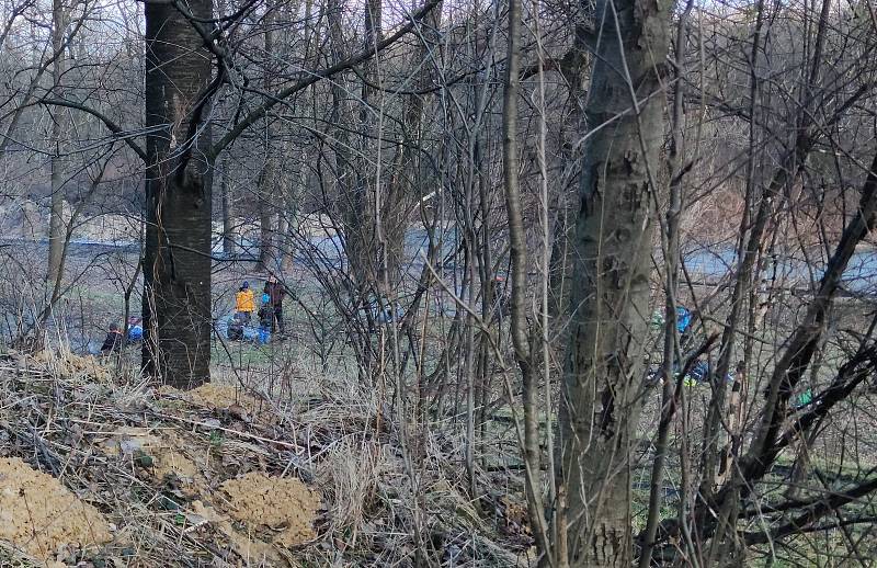 Most u železniční vlečky ke kontejnerovému terminálu v Paskově, kudy procházeli dětští výletníci pod vedením dospělých.