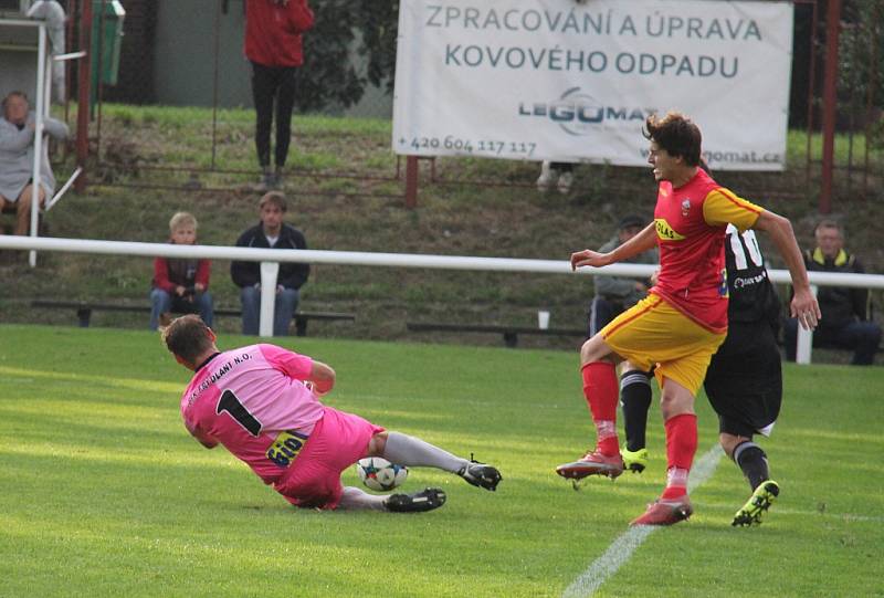 Divizní fotbalisté Frýdlantu (červeno-žluté dresy) si v domácím prostředí poradili s týmem z Valašska 2:1.