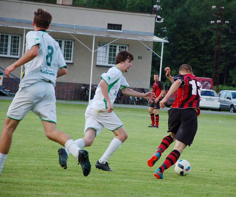 Fotbalisté Hnojníku (tmavší dresy) na domácím hřišti nestačili na Smilovice 0:3.