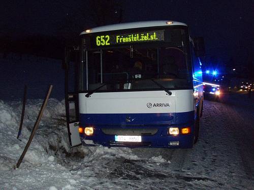 Nepříjemné chvíle zažívali ve čtvrtek 29. ledna v ranních hodinách cestující linkového autobusu, který jel z Kozlovic ve směru na Tichou.