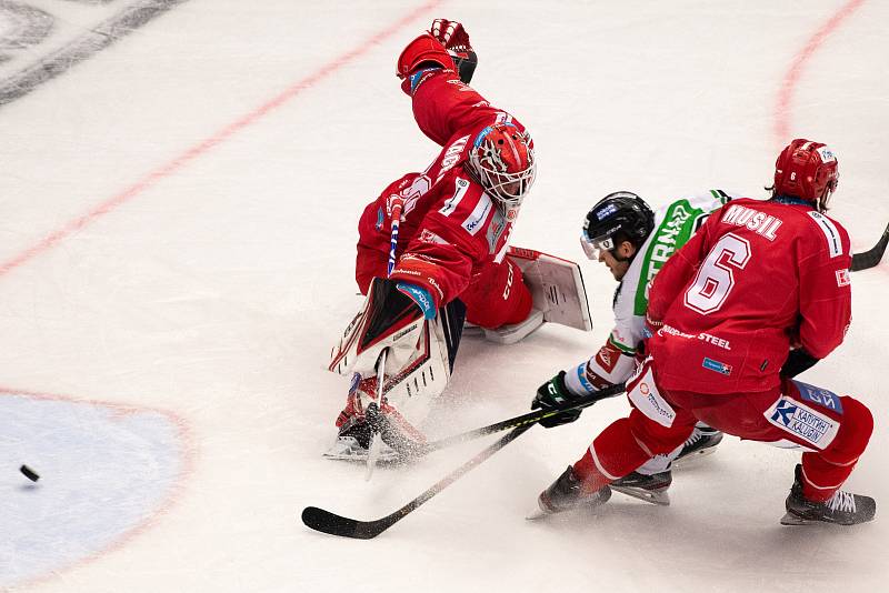 Utkání 2. kola semifinále play-off Generali České pojišťovny mezi HC Oceláři Třinec a BK Mladá Boleslav. 4. dubna 2021 v Třinci. Zleva Ondřej Kacetl, Jakub Strnad, David Musil.