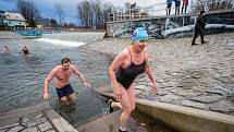 Příznivci otužování se pravidelně celou zimní sezonu scházejí třikrát týdně u jezu, aby si zaplavali ve studené řece Ostravici ve Frýdku-Místku.