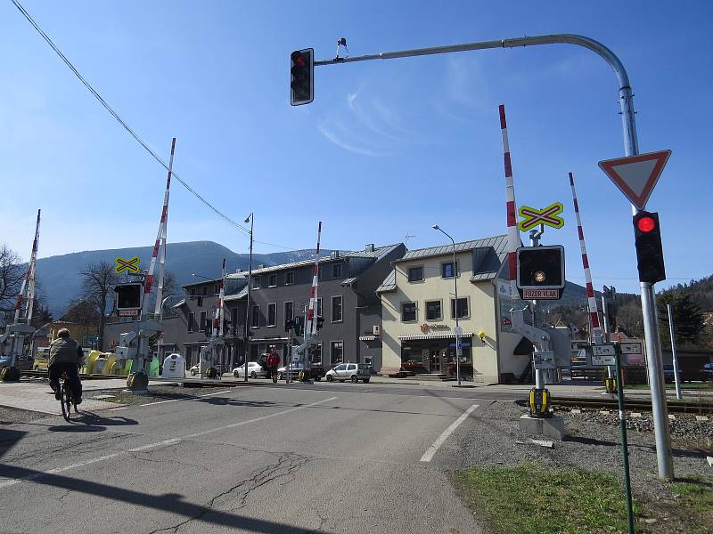Křižovatka v centru obce Ostravice.