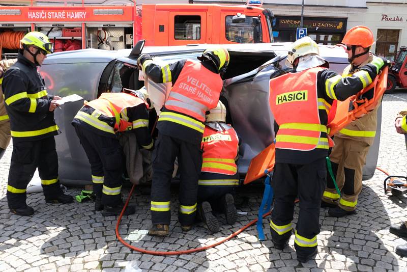 V sobotu 11. května se Zámecké náměstí ve Frýdku hemžilo hasiči.