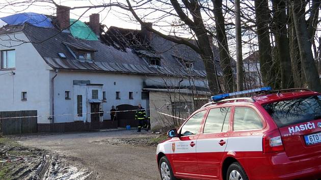 Při tragickém požáru, který ze soboty na neděli 21. února zachvátil bytovku ve Vendryni, zemřeli tři obyvatelé. V pondělí se na místo dostavil i vyšetřovatel hasičů. 