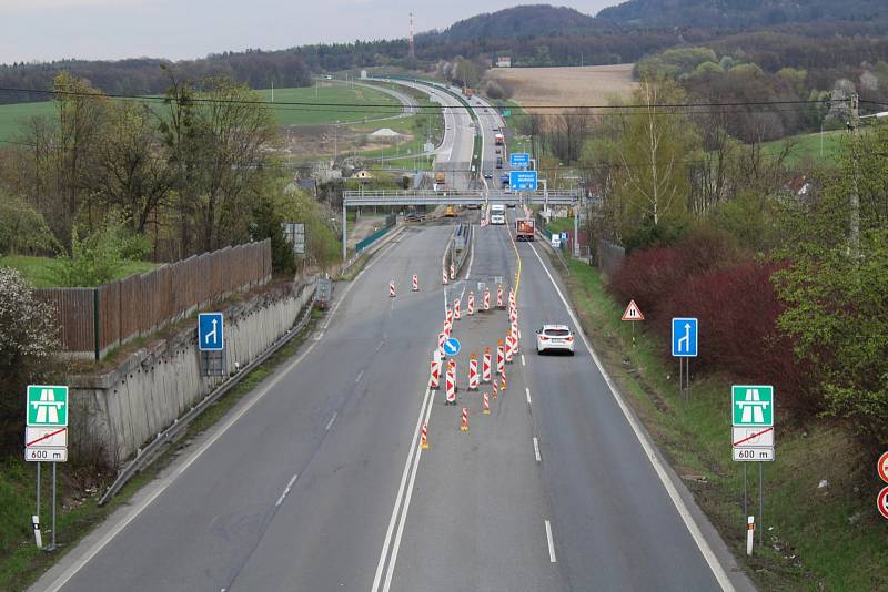Stavbaři dokončují křižovatku na dálnici D48 v Rychalticích.