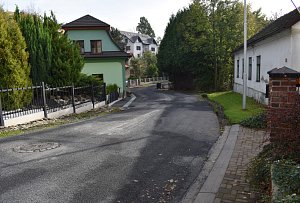 Těšínská ulice má nový provizorní povrch.